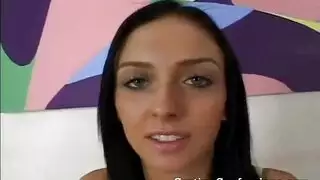 ستيفاني تتعرى وتجعل قضيبه يقذف بقوة في حلقها
