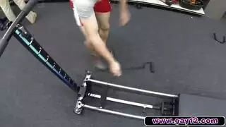 جلسة إباحية: المدرب يملأ مهبلها و مؤخرتها