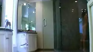 ينيك امه الجميلة التي اشتاقت الى الزب و يمتعها احلى متعة سكس