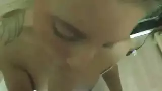 خيال الشقراء بالتبني بممارسة جنس مزدوج