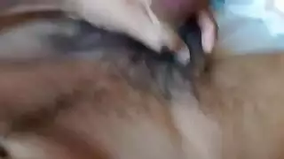 عذراء سمراء تأخذ قذف عميق متألق في مشهد إباحي