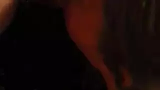 منظور الشخص الأول: تنك فرج صديقتك على الأريكة وهي ترتدي جوارب حمراء
