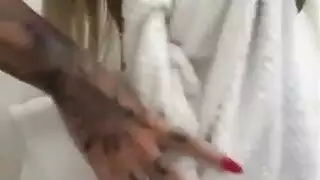 شقراء مراهقة هاوية تتعرى تمامًا للجماع