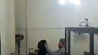 رئيس كردي يحني موظفته لممارسة جنس قوي على مكتب العمل