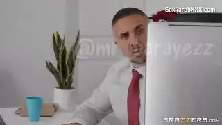  موظفة مؤقتة مستسلمة تأخذ قضيب في كل فتحة
