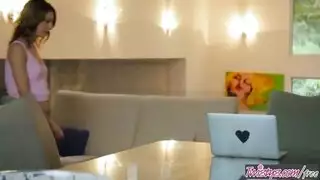 مراهقة جميلة صاحبة أمها الساخنة المنحرفة تعلمها السحاق و تتبادلان لحس الكس