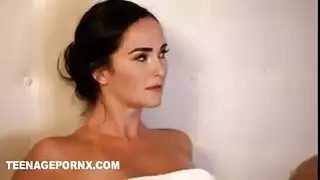 قضيب ابن زوجها الصلب يحرث مهبلها الخبير بلا رحمة