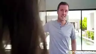 فتاة عزباء تئن وهي تملأ فتحتها المشعرة بخيار ضخم