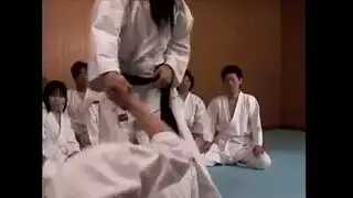مدربة الكاراتيه تأخذ سائل اللاعب المبتدئ عميقاً بداخلها