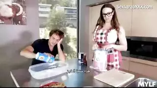 زوجة أبي تريني كيف أحشو أكثر من الدجاج