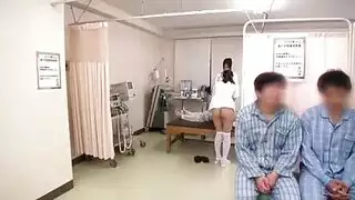 حارسات المستشفى الجذابات يقدمن تدليكًا حسيًا للقضيب حتى النشوة