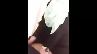 محجبة تفقد السيطرة وهي تركب زب حبيبها المنتصب