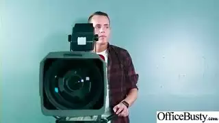 مذيعة عاهرة تحصل على قذف داخلي من منتج الشبكة