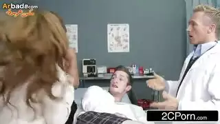 المريض عند الطبيبة