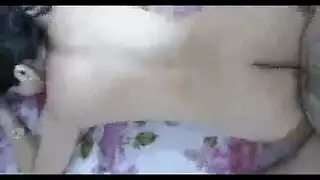 ربة منزل وقحة تُضاجع في وجهها وتُملأ بالسائل المنوي من قبل عشيقها