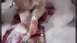 الزوج يغسل مؤخرة زوجته الشبقية قبل موقف جنسي صريح