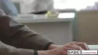 علاقة مكتبية صريحة: عاهرة تركب قضيبه في ملابس عمل محترفة