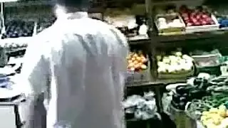 بيع بعد ساعات العمل: البائع يعطيها القضيب الذي تريده