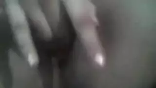 يسخن كسها باصبعه حتى تهيج ثم يسد الكس بزبه و ينيكها