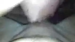 عاهرة مراهقة تتمدد بقضيب شاحب ضخم