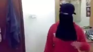 منقبة شرموطة ترقص لعشيقها وتقلع بالكلوت والسنتيان جسمها نار