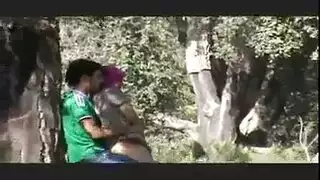 لقاء إباحي في الغابة: محجبة تبتلع كل قطرة