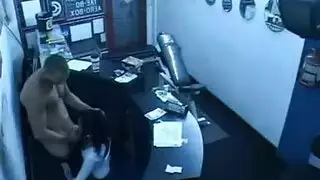 كاميرا المراقبة تسجل موظفة الاستقبال الساخنة تمارس الجنس بوضعية كلابية