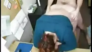 لقطات مراقبة من جنس شرجي صعب للسكرتيرة مع فتى التوصيل