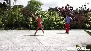 رجل ثري يشتري وصولاً كاملاً لحفر الخادمة