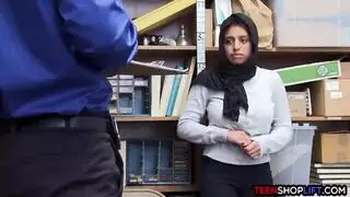 سارقة محجبة ذات صدر كبير تحصل على قذف شرجي من الحارس في المكتب