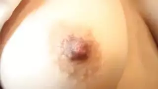 شاب هيجانه بينيك بنت يابانه في بزازها