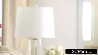 مهمات زوجة الأب القذرة تتحول إلى نيك صعب في المطبخ