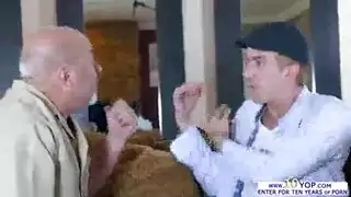 قضيب كبير يفاجئ شقراء وهي تلعب بفرجها