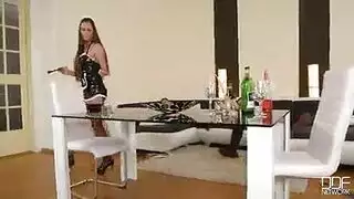 شابان ينيكان مؤخرة الخادمة في جماع صريح