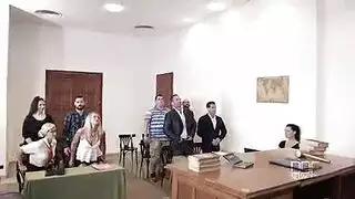 جلسة محكمة جنس جماعي: محامي يمارس الجنس مع زميلته وموكلتها في ثنائي ثلاثي