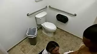 السباك الزنجي ينيك الموظفة في الحمام وكاميرا المراقبة تصورهم