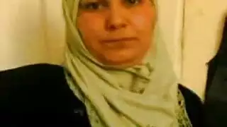 عاهرة محجبة تفتح ساقيها للجار إباحية مدفوعة