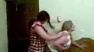 لعق فرج سحاقي عربي أثناء السكر