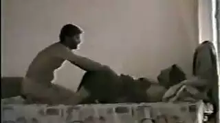 أم عربية ساخنة تتفجر على شباب وتنيك جارها بخشونة