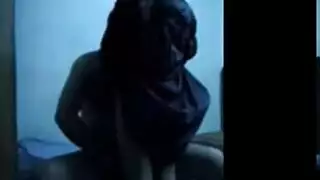 العباءة تُخلع، والفرج ينزل على قضيب صلب