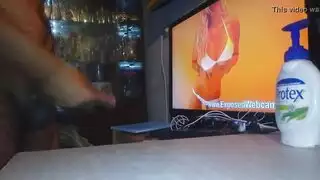 يتبول في فم عشيقته