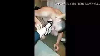 فيتيش أقدام صريح شاب يلتهم أقدام حبيبته وصديقتها في مشهد إباحي
