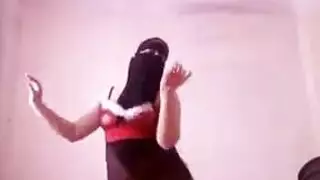 فتاة مسلمة إباحية تخلع الحجاب لتكشف جسدها الشهواني وشامتها