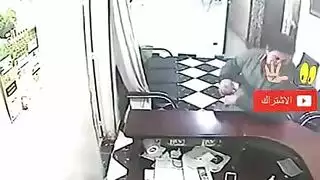 موظفة استقبال محجبة تخلع بنطالها الداخلي لنك سريع من الخلف