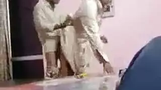 جنس شرجي وحشي: بلطجي شاب يستولي على فتحة رجل أكبر