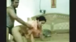 ربة منزل ممتلئة تبرز مؤخرتها لاختراق عميق