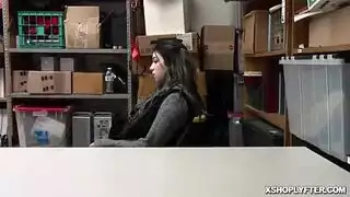 زوج الأم يمارس الجنس مع ابنة زوجته الممتلئة في المكتب