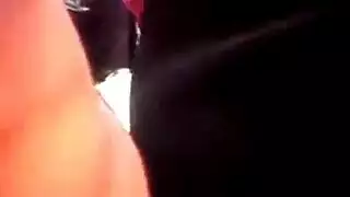 مراهق مثار يفرك انتفاخه على مؤخرتها المستديرة