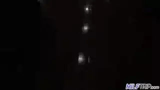 ممثلة إباحية سوداء تبتلع قضيب أبيض سميك وتأخذ جماعًا قويًا