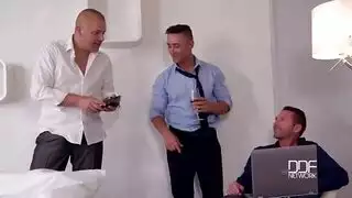 حركة ثلاثية إكس إكس إكس: شرموطة هيجانة تحب العلبة الجماعية والاختراق المزدوج